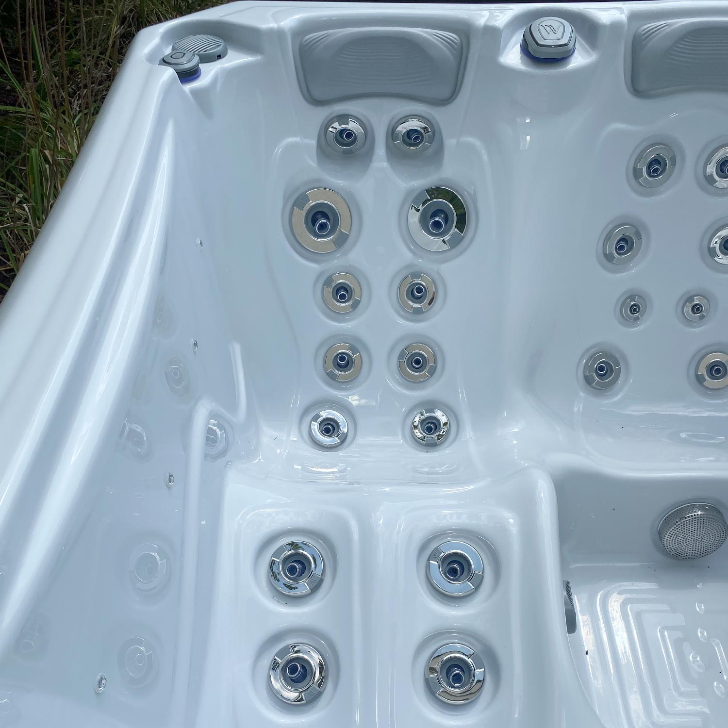 Wellis Manhattan life hot tub detail