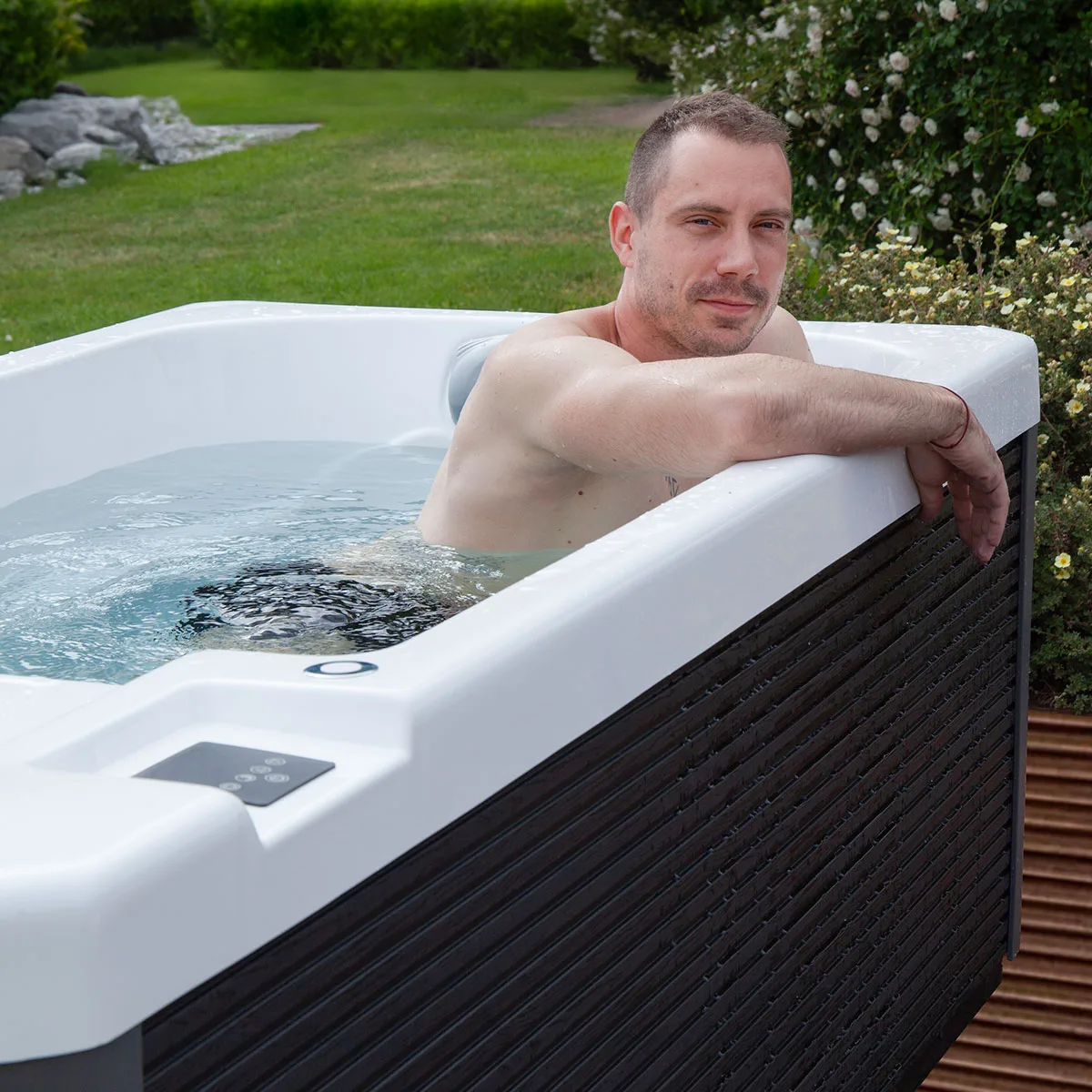 Iceland_cold_plunge-tub_lifestyle4 Iceland_cold_plunge-tub_lifestyle4