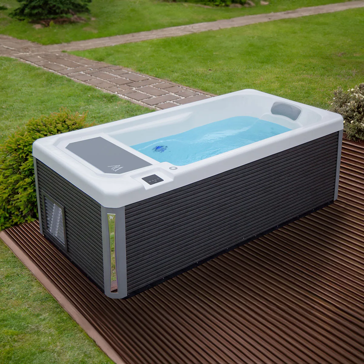 Iceland cold plunge tub sideview3